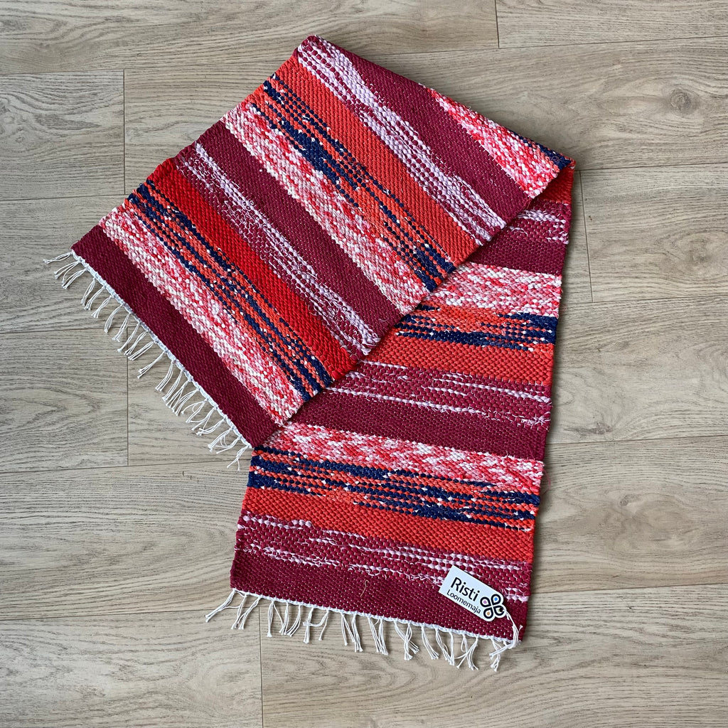 Marjatriip – punastes toonides kaltsuvaip 130 × 40 cm