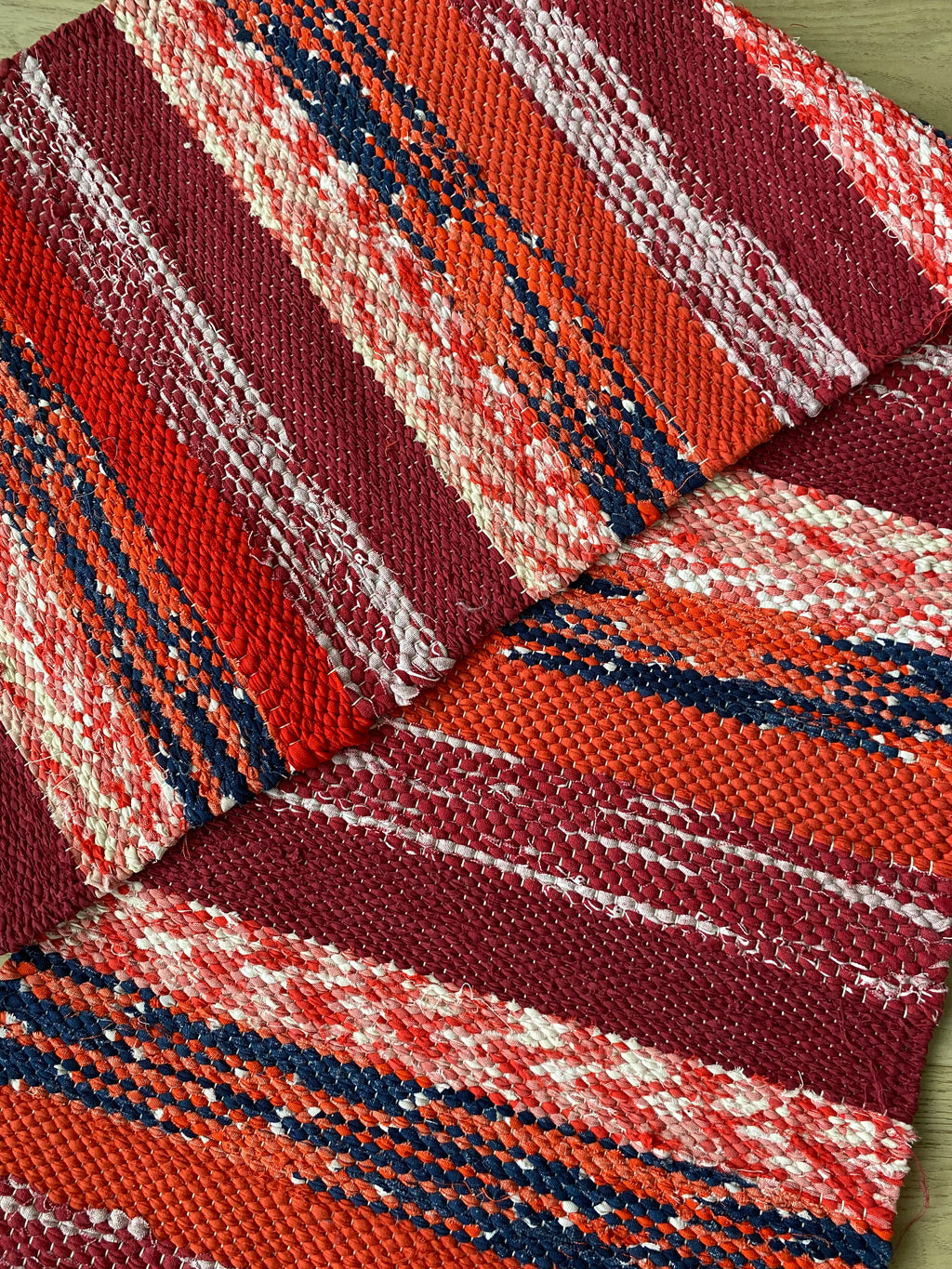 Marjatriip – punastes toonides kaltsuvaip 130 × 40 cm