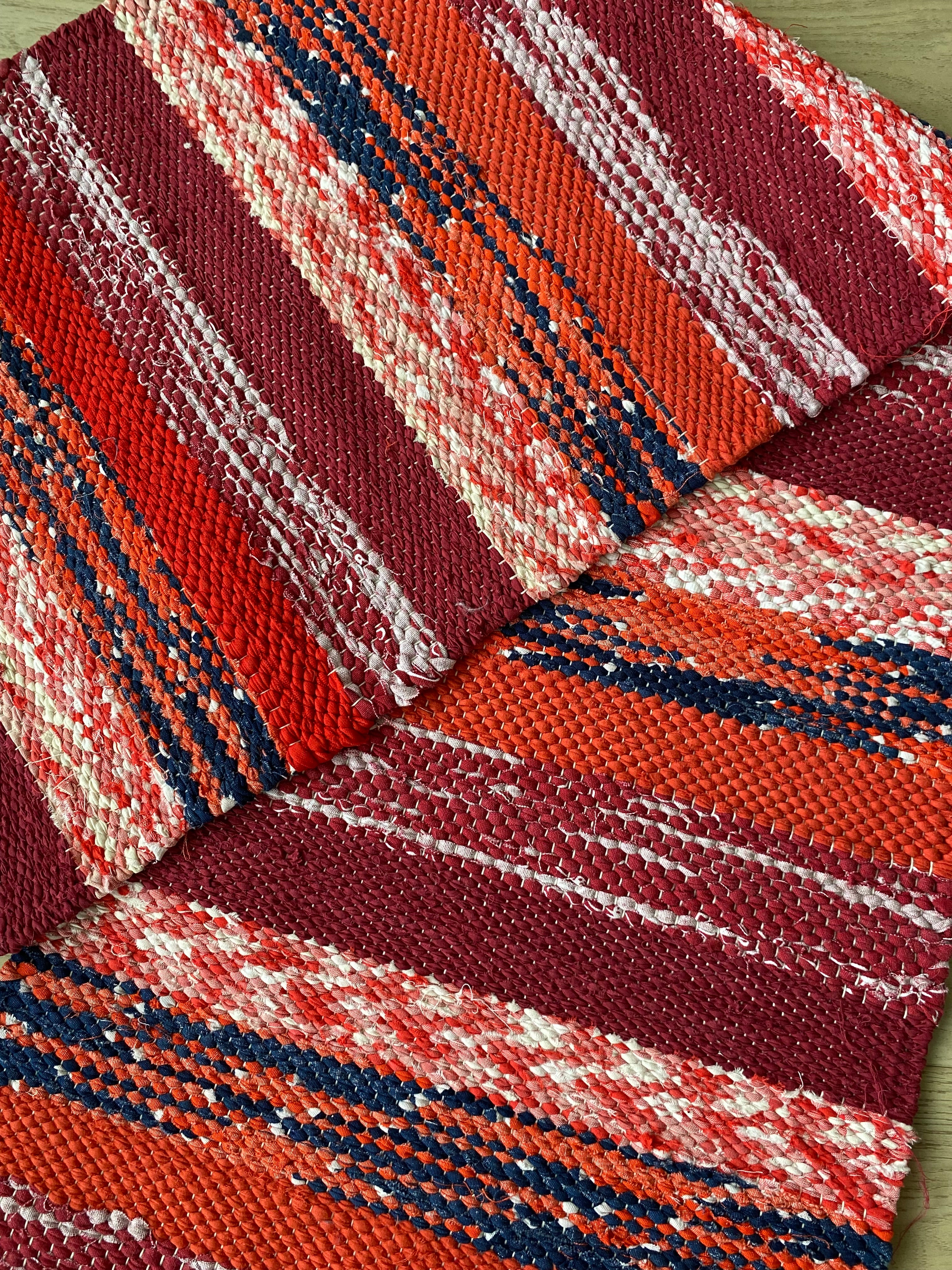 Marjatriip – punastes toonides kaltsuvaip 130 × 40 cm