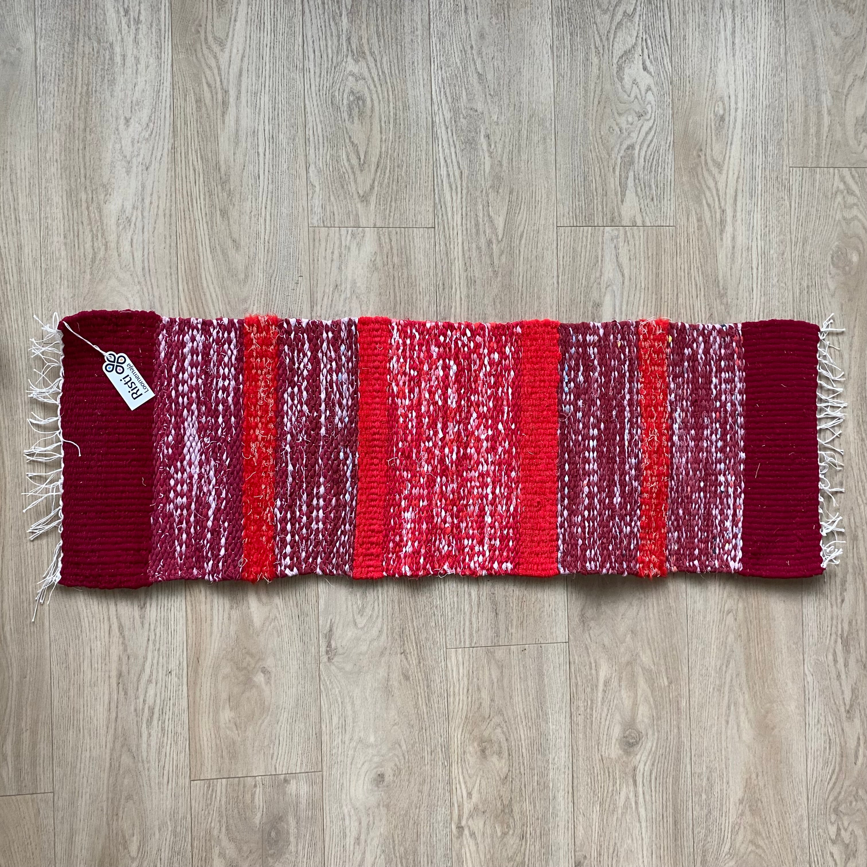 Marjakuma  1 – punastes toonides kaltsuvaip 120 × 40 cm