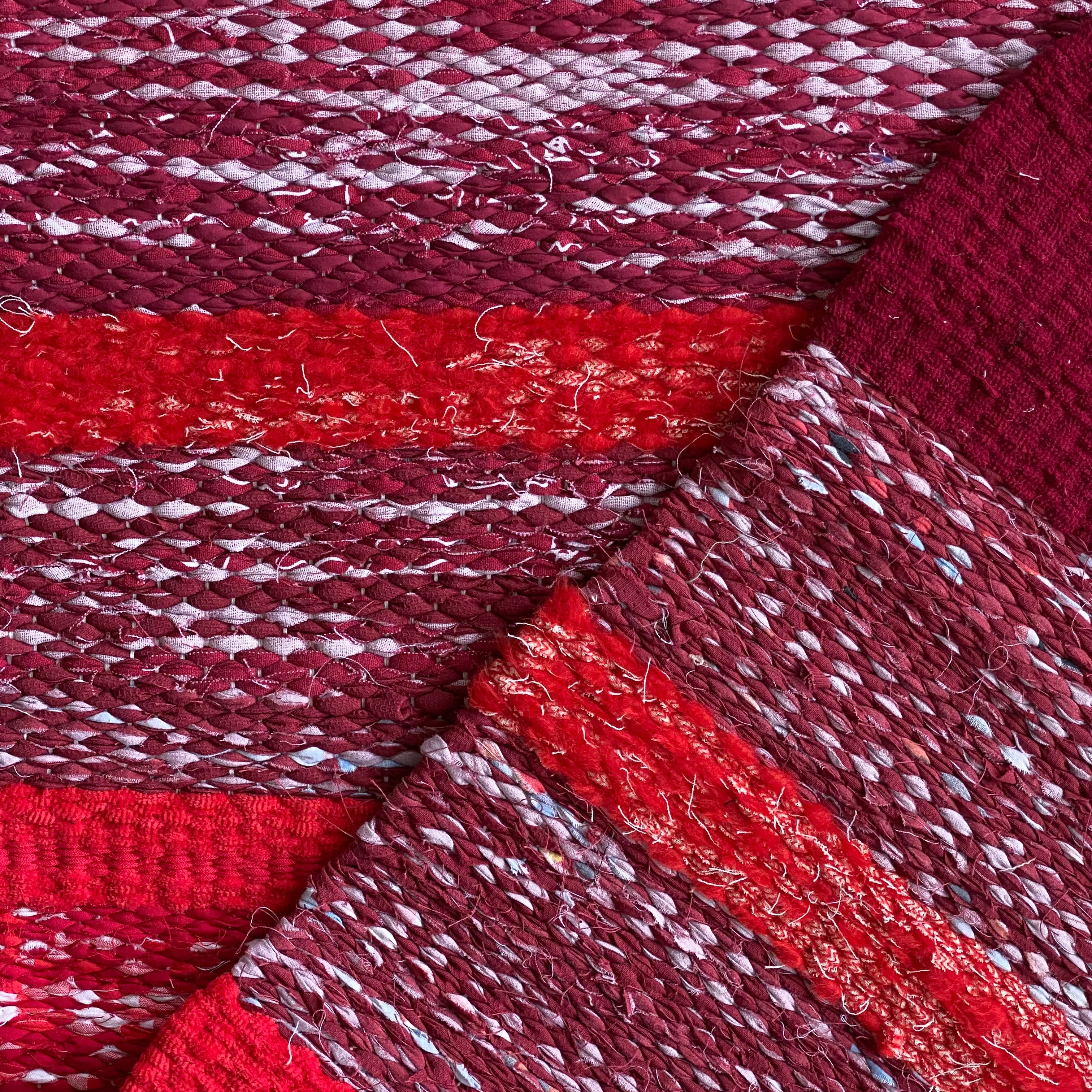 Marjakuma  1 – punastes toonides kaltsuvaip 120 × 40 cm