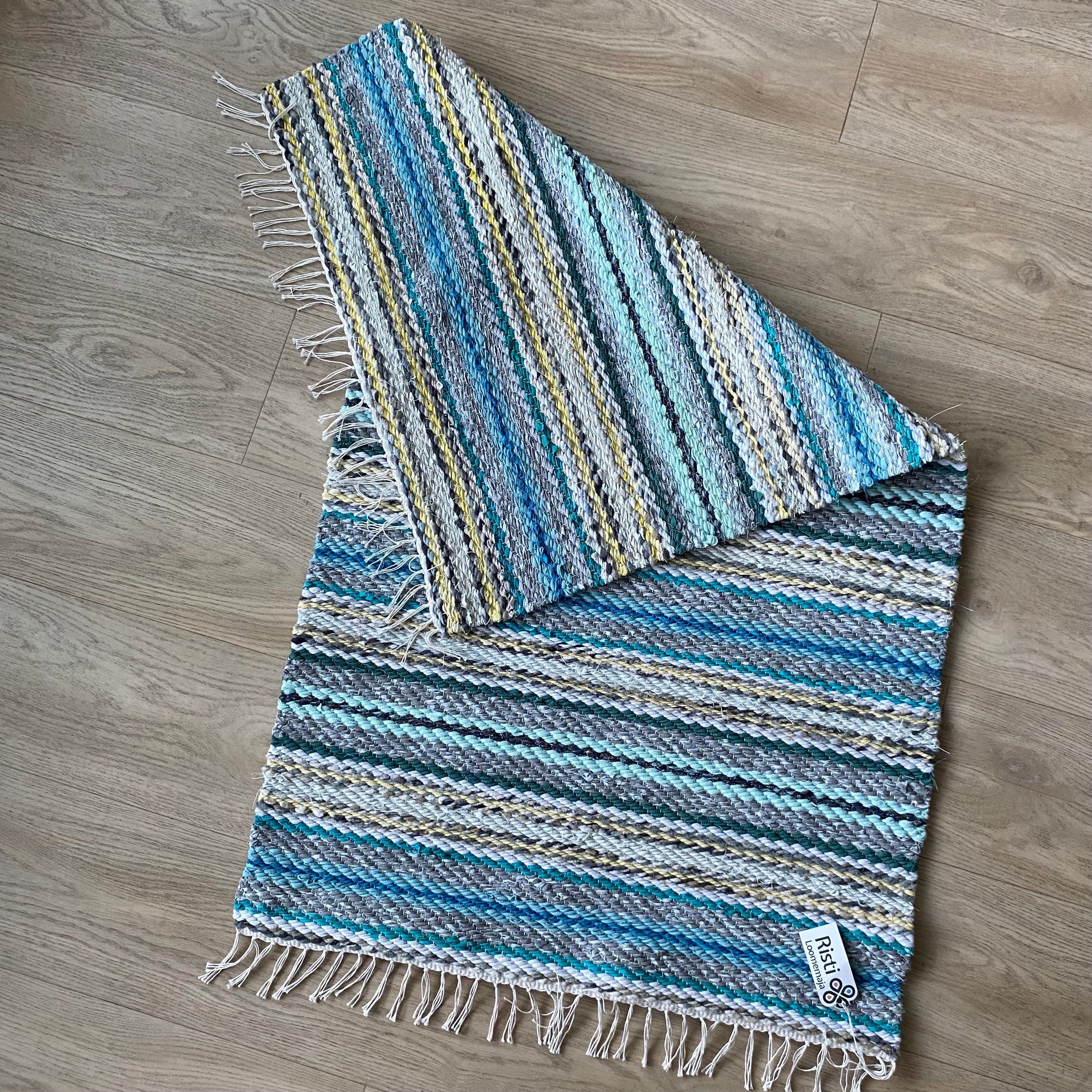 Meri – helgetes toonides kaltsuvaip 130 × 71 cm
