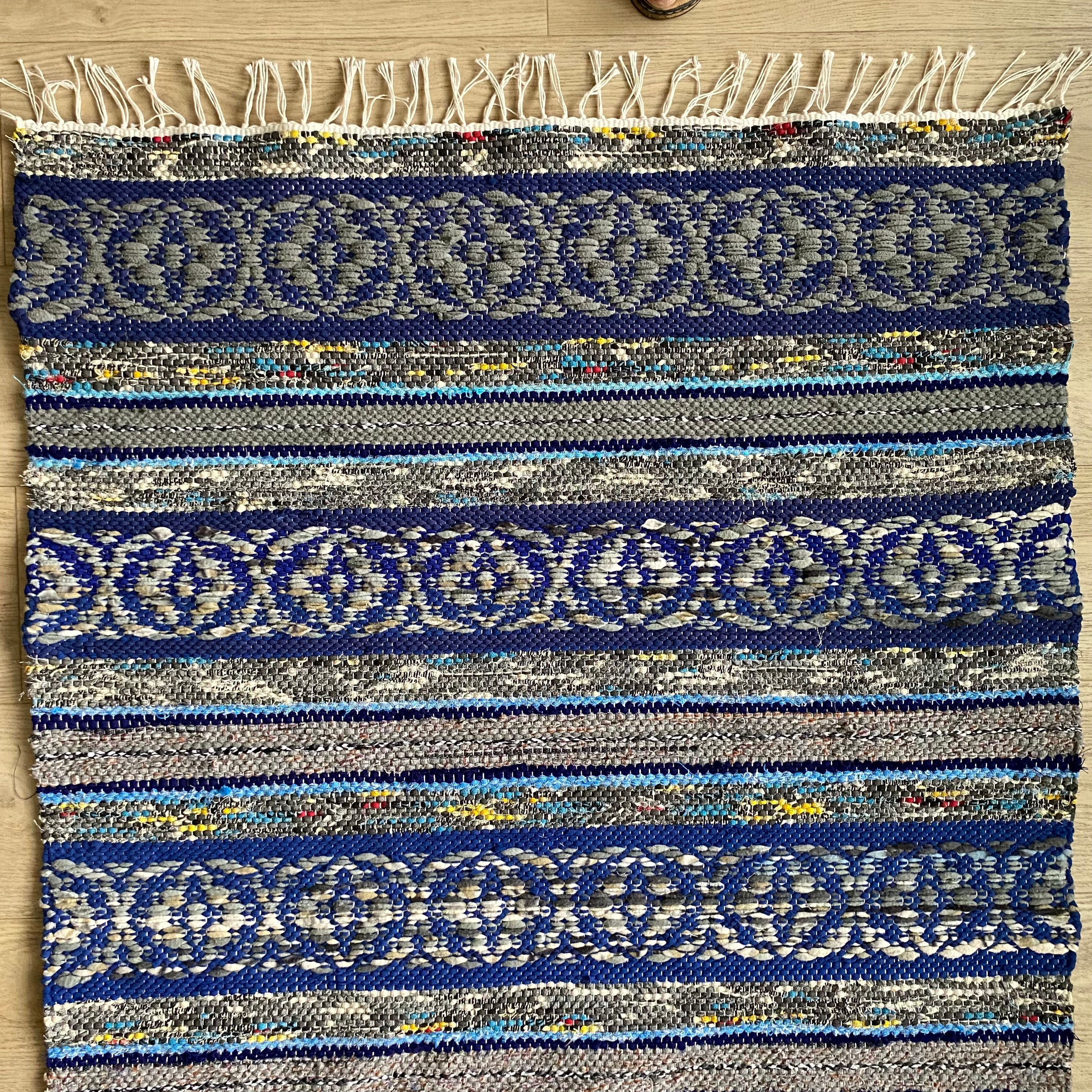 Sinipits – mustriline kaltsuvaip 118 × 96 cm