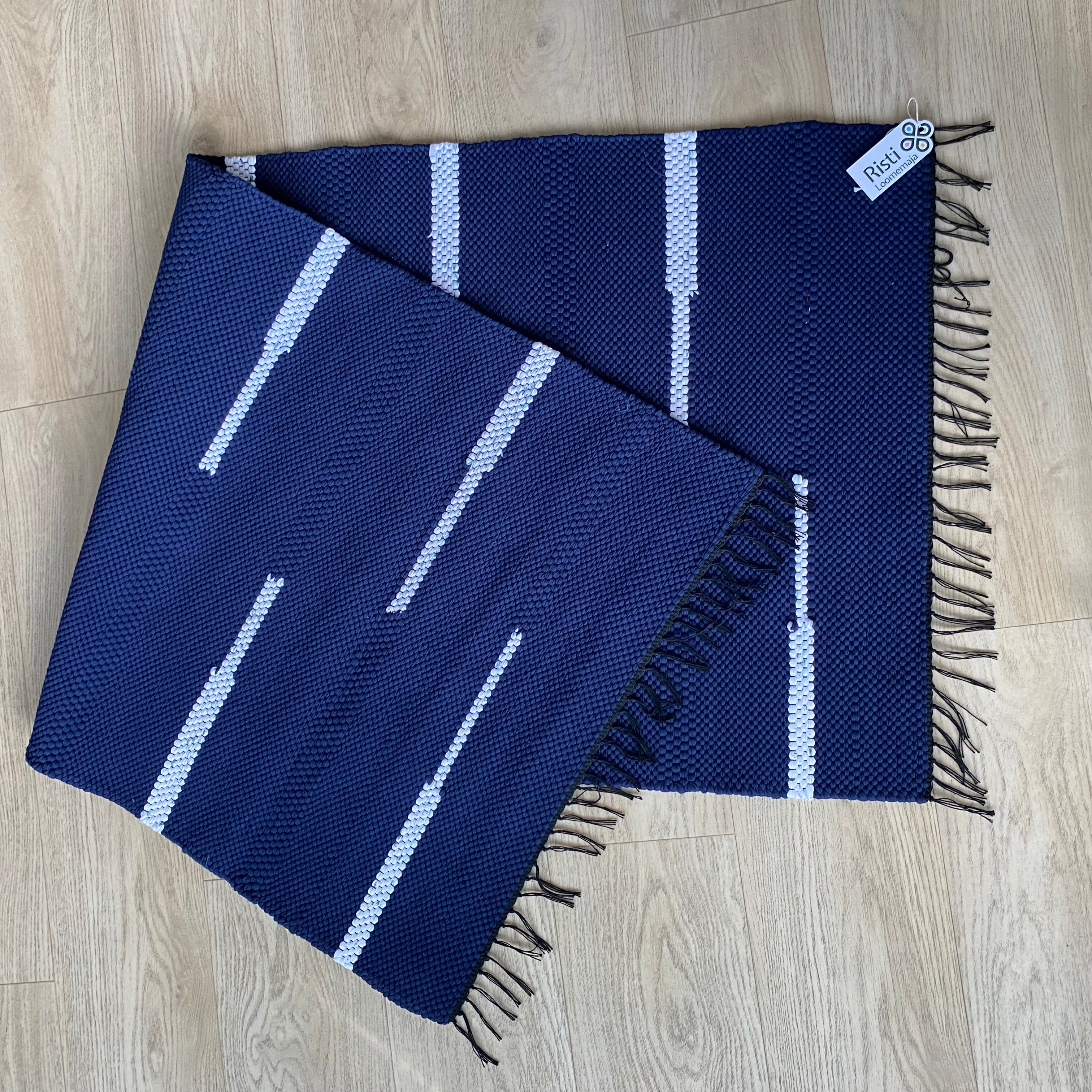 Merevaht – tumesinine triibuline trikoovaip 156 × 68 cm