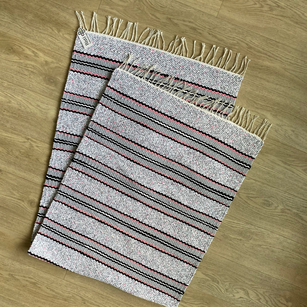 Vaikne sära – halli, musta ja roosaga trikoovaip 200 × 75 cm