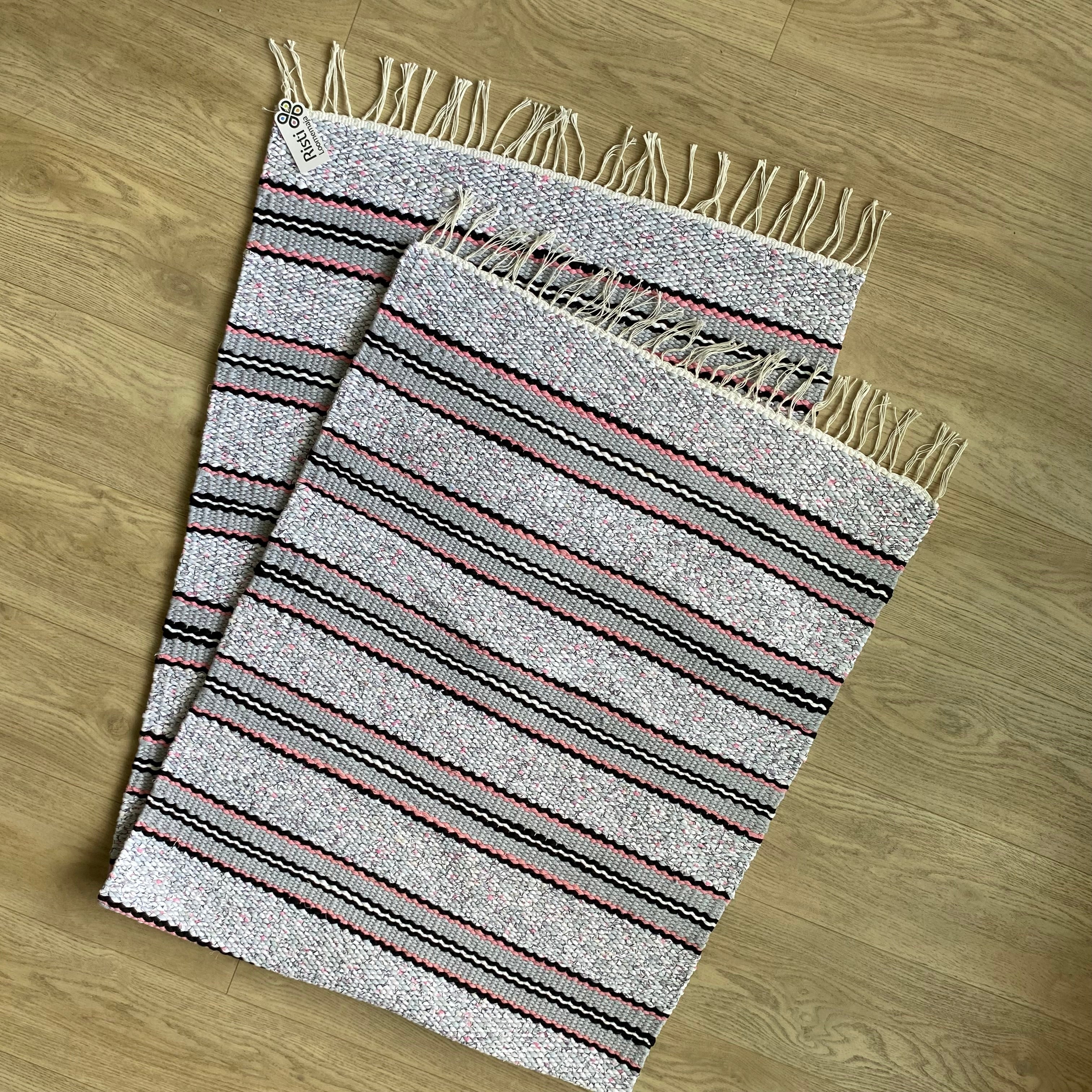 Vaikne sära – halli, musta ja roosaga trikoovaip 200 × 75 cm