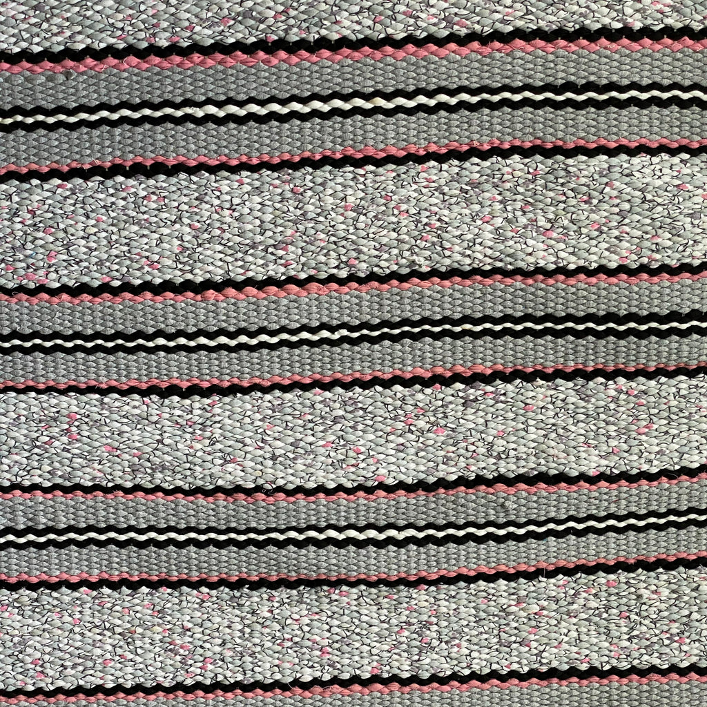 Vaikne sära – halli, musta ja roosaga trikoovaip 200 × 75 cm