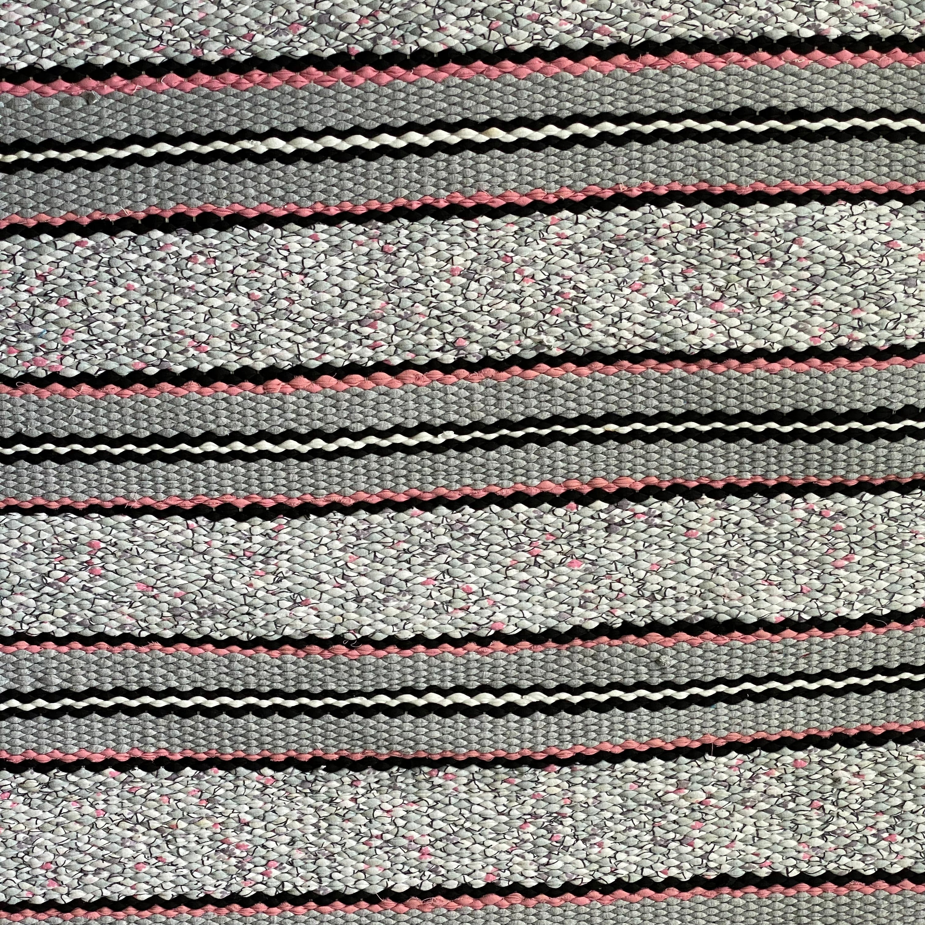 Vaikne sära – halli, musta ja roosaga trikoovaip 200 × 75 cm