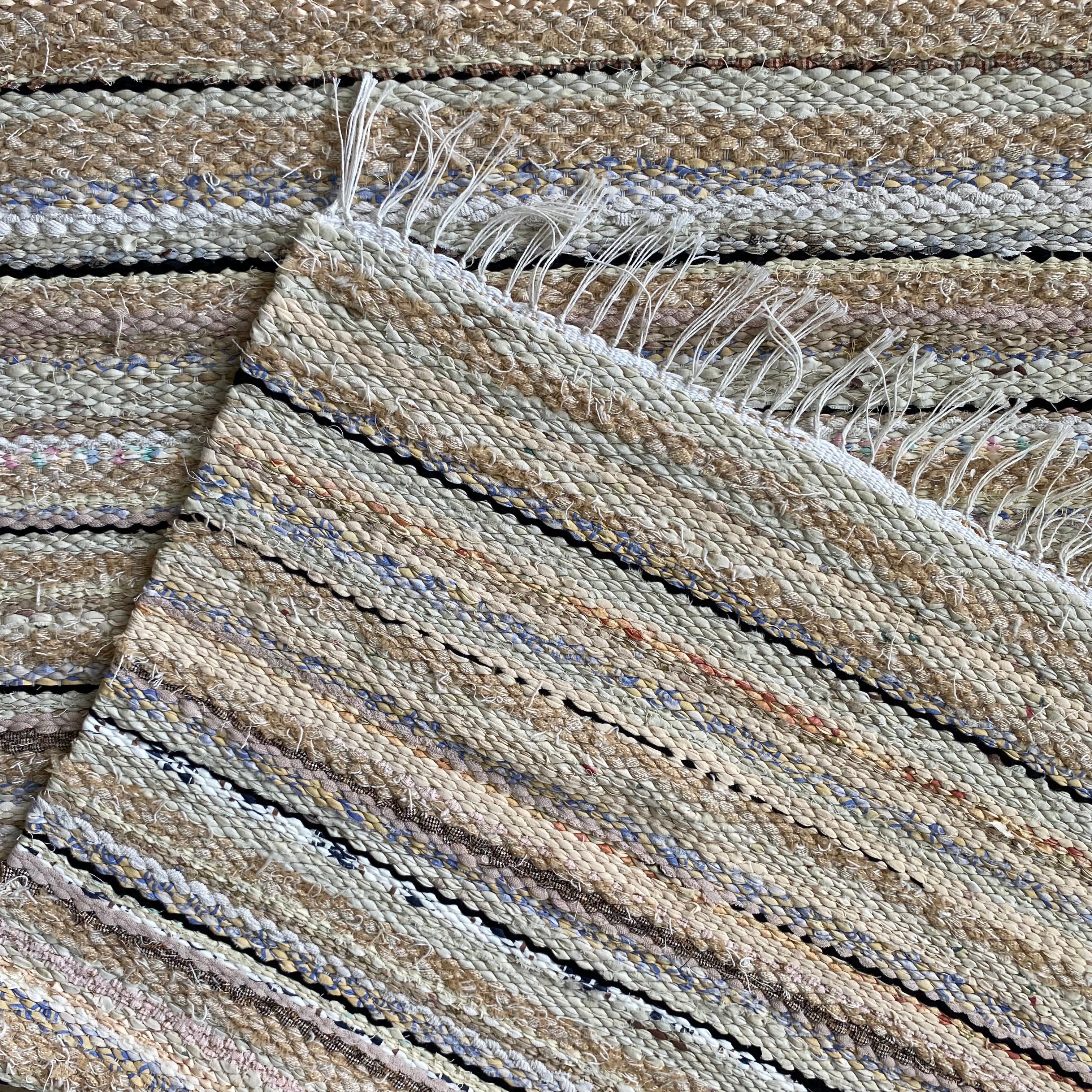 Liivarand – heledates looduslikes toonides kaltsuvaip 136 × 75 cm
