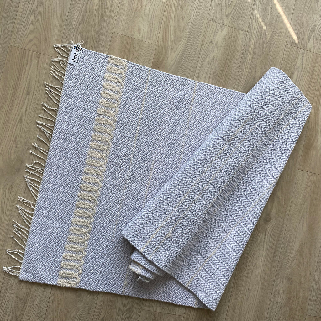 Pärlvalgus – valge ja kreemikas trikoovaip 245 × 101 cm