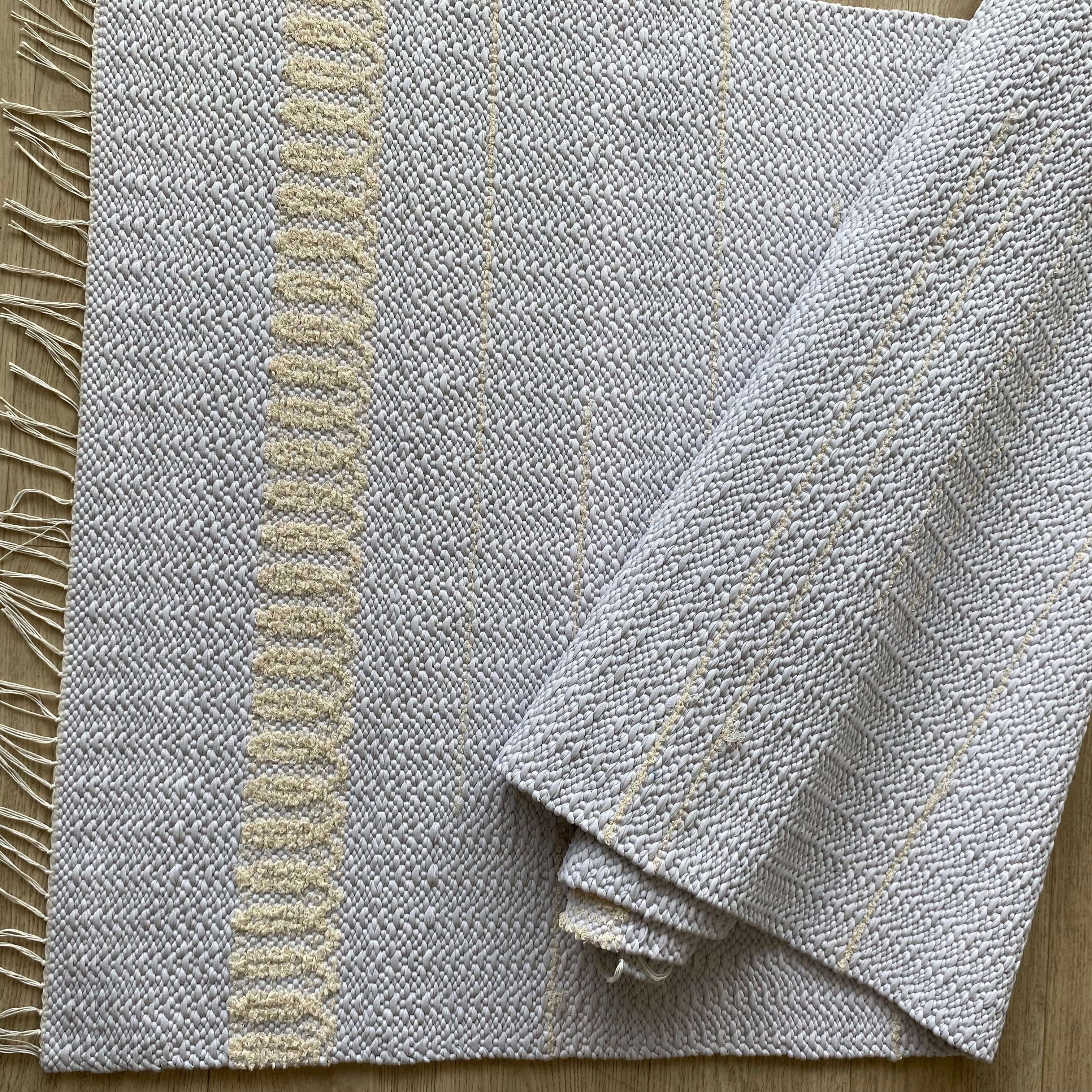 Pärlvalgus – valge ja kreemikas trikoovaip 245 × 101 cm